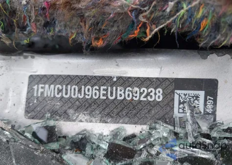 2014 Ford Escape Titanium z USA, uszkodzony, nr VIN 1FMCU0J96EUB69238